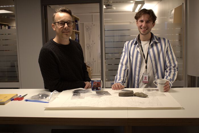 Bildet kan inneholde: briller, interiørdesign, jobb, motedesign, design.